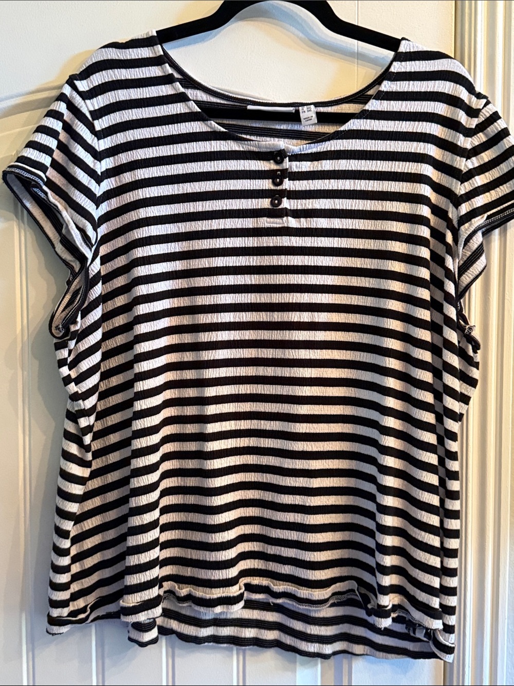 Striped Short-Sleeve Scoop Neck Tee - Black & White